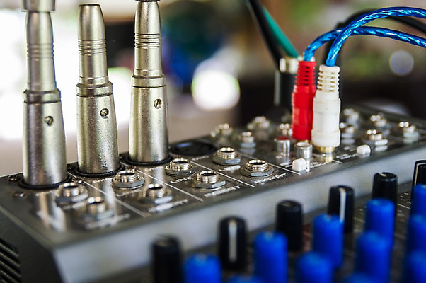 포토 JPG 해외이미지 음악 음향기기 안내 사람없음 가로 금속 소리 콘센트 플러그 연결 오디오 해외202004 해외포토 재질 문화예술 전자제품 파일형식 이미지허브