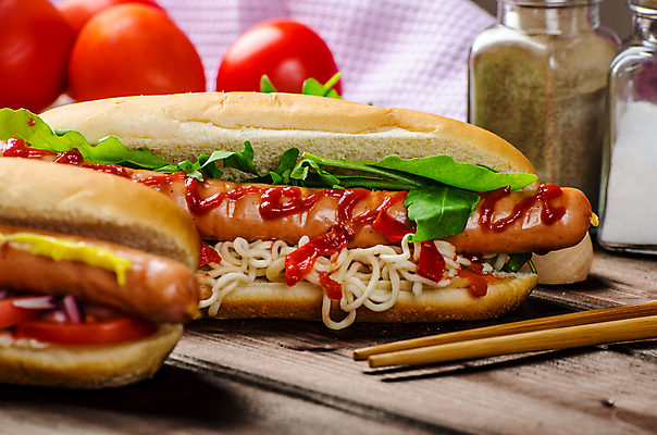 포토 JPG 해외이미지 토마토 채소 실내 사람없음 소시지 케첩 핫도그 나무젓가락 소스통 나무배경 해외202004 해외포토 음식 백그라운드 젓가락 패스트푸드 통 내부 소스_음식 가공식품 파일형식 이미지허브