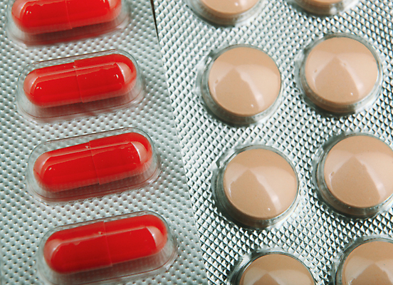 포토 JPG 해외이미지 산업 백그라운드 컨셉 다이어트 건강 병원 사람없음 치료 세트 알약 약 노란색 건강관리 흰색 대접 닫기 질병 컨테이너 약국 은박지 가득함 팩 패키지 테라피 조제 돌봄 마약 복용 진통제 화학자 항생제 해외202004 해외포토 컬러 의학 모션 관리 뷰티 화장품 과학자 만들기 파일형식 이미지허브