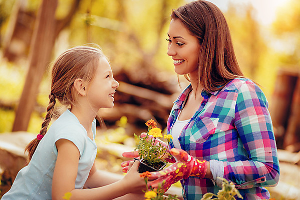 포토 JPG 해외이미지 식물 꽃 딸 행복 어린이 장갑 가족 엄마 휴식 함께함 두명 가로 정원 봄 원예 심기 해외202004 해외포토 잡화 계절 감정 컨셉 관계 모션 사람 취미 파일형식 이미지허브