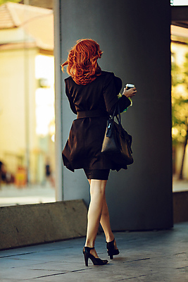 포토 JPG 해외이미지 직업 라이프스타일 커피 가방 비즈니스 성공 거리 한명 야외 건물 뒷모습 세로 걷기 도시 업무 비즈니스우먼 경영자 변호사 해외202004 해외포토 1 건축물 잡화 여자 음료 뷰포인트 컨셉 모션 사람 생활 작업 직장인 리더 파일형식 이미지허브