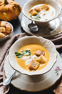 포토 JPG 해외이미지 전통 접시 계절 음식 잎 겨울 다이어트 채소 오렌지 재료 호박 파슬리 건강 마늘 사람없음 노란색 숟가락 식사 저녁식사 할로윈 가을 시골 뜨거움 맛 수프 크림 추수감사절 건강식 채식주의자 핸드메이드 디톡스 해외202004 해외포토 식물 식기 기독교 컬러 컨셉 과일 수저 채식 파일형식 이미지허브