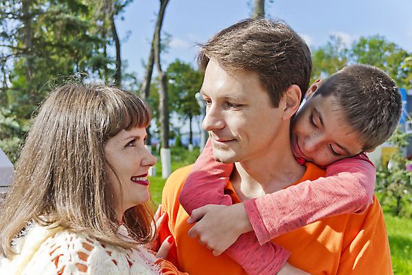 포토 JPG 해외이미지 백인 공원 여자 남자 유럽 아들 어린이 남학생 가족 엄마 남편 3 사람 소년 야외 가로 세명 여름 갈색 가을 흰색 아내 10 9 아빠 12 해외202004 해외포토 서양인 학생 계절 공공시설 나라 컬러 관계 숫자 파일형식 이미지허브