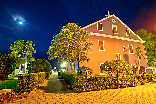 포토 JPG 해외이미지 나무 공원 유럽 분홍색 건축양식 창문 하늘 거리 손바닥 사람없음 건물 초록색 파란색 컬러풀 황혼 깃발 도시 소나무 센터 역사 야간 저녁 지중해 정사각형 타운 크로아티아 일반 시청 달마시안 옛날 정부 해외202004 해외포토 자연요소 도형 식물 건축물 손 공공시설 건축 나라 바다 컬러 일몰 개 관공서 파일형식 이미지허브