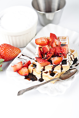 포토 JPG 해외이미지 그릇 접시 조각 딸기 사람없음 티스푼 와플 초코시럽 해외포토 식기 과일 디저트 초콜릿 숟가락 시럽 파일형식 이미지허브