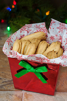 포토 JPG 해외이미지 전통 음식 크리스마스 휴가 디저트 전등 선물 사람없음 빨간색 초록색 상자 갈색 쿠키 빵집 시골 대접 달콤 굽기 향신료 해외202004 해외포토 기념일 컬러 조명 상점 맛 구이 향미료 파일형식 이미지허브