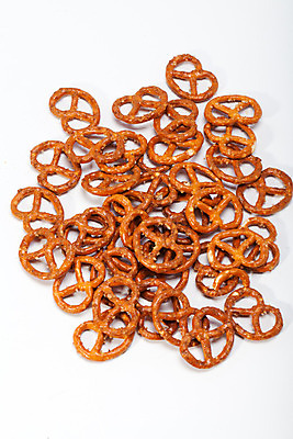 포토 JPG 해외이미지 실내 사람없음 여러개 흰배경 브레첼 해외202004 미니프레즐 해외포토 다수 백그라운드 디저트 내부 과자 흰색 파일형식 이미지허브