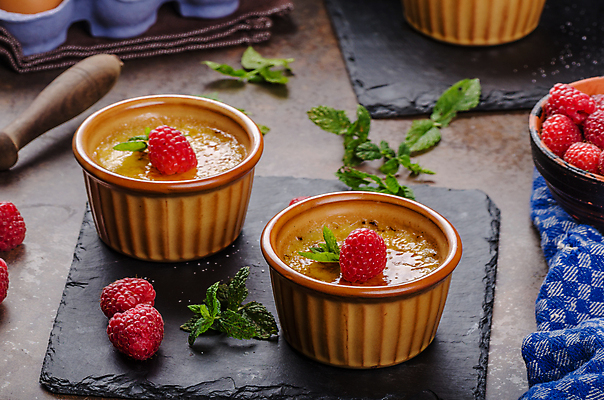 포토 JPG 해외이미지 그릇 실내 사람없음 식탁보 민트 산딸기 돌판 크렘브륄레 갈색배경 해외202004 해외포토 식기 백그라운드 과일 디저트 내부 갈색 돌_바위 허브 파일형식 이미지허브