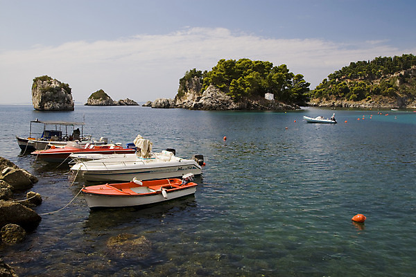 포토 JPG 해외이미지 바다 섬 여행 자연 하늘 휴가 휴식 풍경 사람없음 야외 초록색 물 여름 파란색 관광지 햇빛 뜨거움 투명 그리스 언덕 암초 이국적 해외202004 해외포토 자연요소 계절 유럽 컬러 컨셉 태양 생태계 파일형식 이미지허브