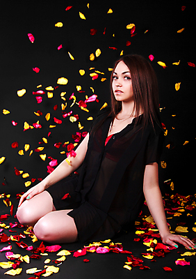포토 JPG 해외이미지 백인 모델 여자 꽃잎 꽃 행복 백그라운드 잎 휴식 바닥 갈색머리 사랑 한명 앉기 빨간색 장미 갈색 노란색 유행 검은색 스파 어둠 기쁨 꿈 흰색 가운 투명 떨어짐 아로마 스타일 해외202004 해외포토 서양인 식물 1 헤어스타일 옷 감정 컬러 컨셉 모션 사람 파일형식 이미지허브