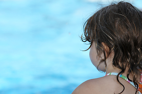 포토 JPG 해외이미지 딸 행복 얼굴 어린이 한명 웃음 물 파란색 머리 수영 기쁨 표현 언니 결백 천진난만 해외202004 해외포토 자연요소 1 감정 컬러 컨셉 가족 표정 사람 신체부위 수상스포츠 자매 파일형식 이미지허브