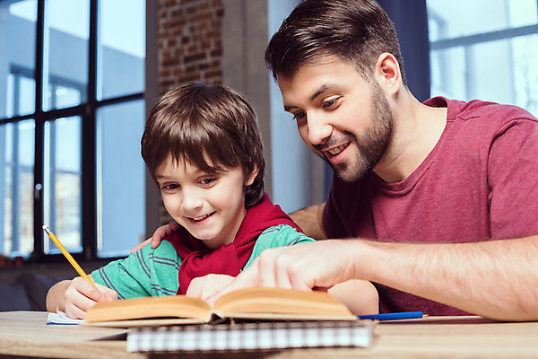 포토 JPG 해외이미지 백인 교육 유럽 아들 초등학생 어린이 가족 관계 수업 주택 함께함 사람 소년 성인 두명 책 스터디 부모 육아 기록 아빠 해외202004 해외포토 서양인 학생 남자 나라 컨셉 건물 학습 파일형식 이미지허브