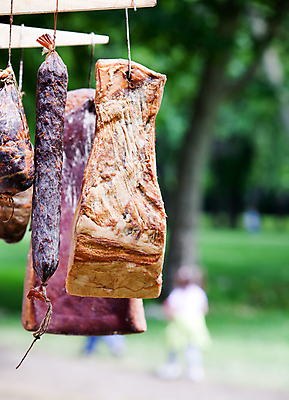 포토 JPG 해외이미지 전통 공원 어린이 음식 다이어트 자연 매달리기 건강 육류 돼지고기 요리 사람없음 주방 소시지 맛 아침식사 먹기 햄 베이컨 훈제 해외202004 해외포토 공공시설 컨셉 식재료 모션 사람 식사 가공식품 생태계 파일형식 이미지허브