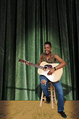 포토 JPG 해외이미지 학생 라이프스타일 여자 줄 음악 노래 놀이 한명 사람 검은색 소리 공연 연주자 음악가 가수 무대 기구 기타 잡기 커튼 클래식 예술가 롤 기타리스트 뮤지컬 서쪽 해외202004 해외포토 직업 1 컬러 컨셉 모션 현악기 문화예술 이벤트 생활 방향 파일형식 이미지허브