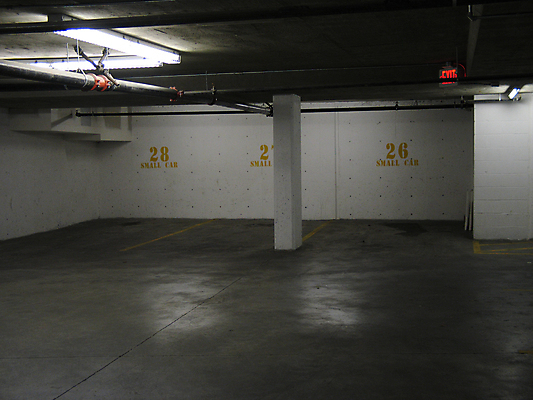 포토 JPG 해외이미지 벽 실내 안전 사람없음 내부 가로 빛 어둠 흰색 점 주차 시멘트 지하 콘크리트 해외202004 해외포토 컬러 파일형식 이미지허브