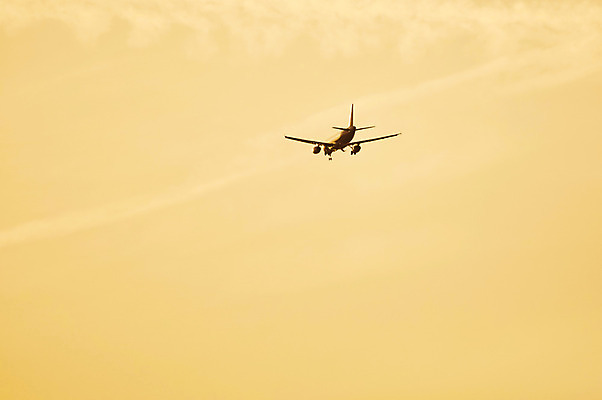 포토 JPG 해외이미지 실루엣 여행 오렌지 교통시설 하늘 휴가 비행기 사람없음 공중 일몰 비행 바퀴 저녁 도착 항공 상업 제트기 승객 대패 착륙 카피스페이스 해외202004 해외포토 교통 과일 항공교통 대중교통 촬영기법 노을 공백 야간 시설 파일형식 이미지허브