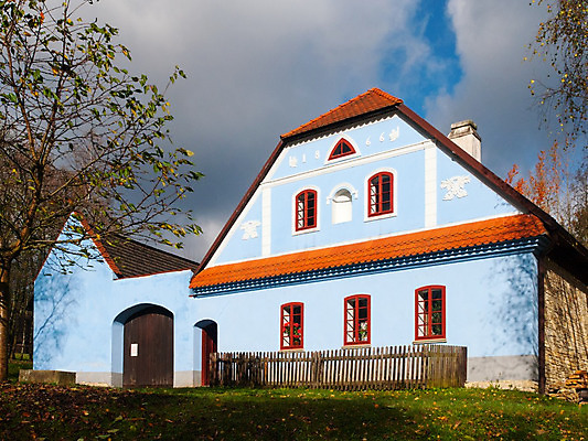 포토 JPG 해외이미지 나무 전통 외관 유럽 여행 건축양식 지붕 주택 여러명 사람없음 야외 건물 목재 초록색 물 파란색 울타리 농가 마을 맑음 봄 가을 시골 역사 작음 시골집 박물관 지역 체코 산악지대 보헤미아 옛날 해외202004 해외포토 자연요소 식물 건축물 계절 건축 나라 컬러 다수 재료 날씨 산 사람 담장 농장 크기 파일형식 이미지허브