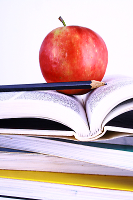 포토 JPG 해외이미지 교육 생각 과일 졸업 학교 상상 성공 사람없음 책 독서 연필 가르침 목표 사과 오솔길 성적 문학 고립 압력 해외202004 해외포토 길 컨셉 학용품 필기구 파일형식 이미지허브