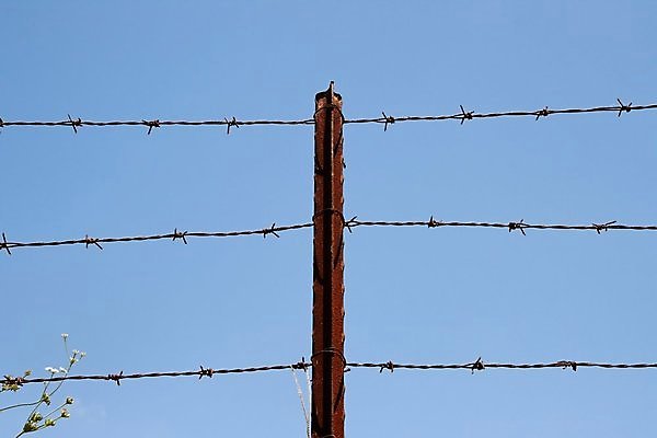 포토 JPG 해외이미지 백그라운드 농업 하늘 3 사람없음 야외 파란색 울타리 갈색 금속 기둥 철 부식 날카로움 철사 철조망 스파이크 옛날 지원 철강 해외202004 해외포토 건축 산업 컬러 재질 담장 파일형식 이미지허브