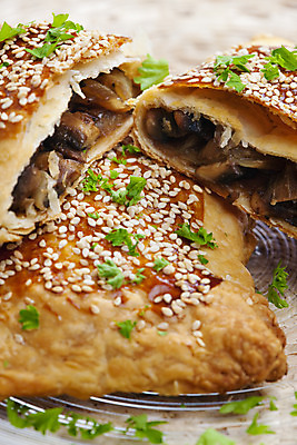 포토 JPG 해외이미지 접시 음식 실내 파슬리 요리 사람없음 내부 인테리어 식사 버섯 닫기 굽기 묘사 반죽 퍼프 영양분 정물화 해외202004 해외포토 식기 디자인 채소 모션 구이 그림 파일형식 이미지허브