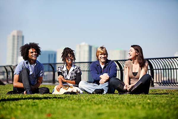 포토 JPG 해외이미지 백인 학생 공원 여자 남자 행복 장난 휴식 새로움 함께함 미소 웃음 사람 앉기 소년 여러명 성인 야외 도시풍경 검은색 우정 흰색 도시 그룹 대학교 다문화 저지 통일 해외202004 해외포토 서양인 공공시설 감정 어린이 컬러 다수 컨셉 학교 모션 표정 풍경 친구 사회이슈 파일형식 이미지허브