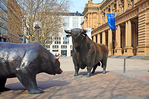 포토 JPG 해외이미지 동물 남자 유럽 조각 여행 돈 곰 포유류 독일 사람없음 야외 금융 경제 조각상 시장 주식 황소 싸움 투자 정사각형 인덱스 청동 일반 천연기념물 기관 투쟁 프랑크푸르트 해외202004 해외포토 도형 나라 비즈니스 모션 사람 조형물 도시 소 재산 파일형식 이미지허브