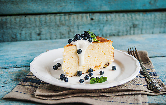 포토 JPG 해외이미지 포크 디저트 실내 사람없음 식탁보 블루베리 치즈케이크 나무배경 해외202004 해외포토 식기 음식 백그라운드 과일 내부 케이크 파일형식 이미지허브