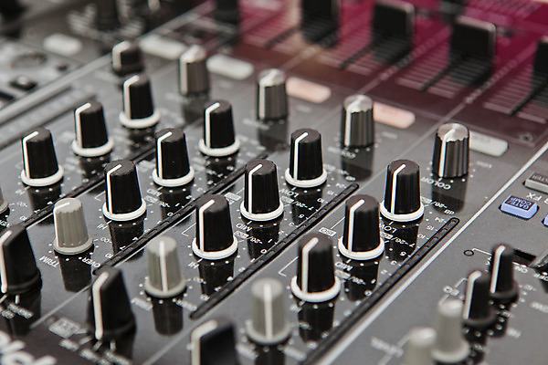 포토 JPG 해외이미지 직업 음악 손잡이 사람없음 디지털 소리 장비 회색 판넬 볼륨 혼합 믹서 DJ 책상 클럽 전자 오디오 조절 찬성 위로 관리자 뮤지컬 섞기 제어 해외202004 해외포토 컬러 가구 문화예술 전자제품 파일형식 이미지허브