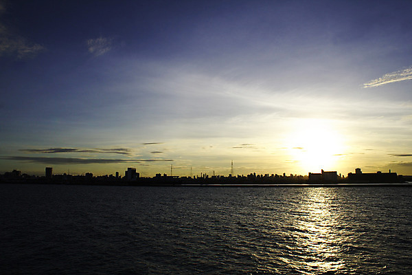 포토 JPG 해외이미지 바다 불꽃 사람없음 물 빛 도시풍경 태양 반사 일출 황혼 일몰 새벽 도시 저녁 해외202004 해외포토 자연요소 불 풍경 노을 야간 파일형식 이미지허브