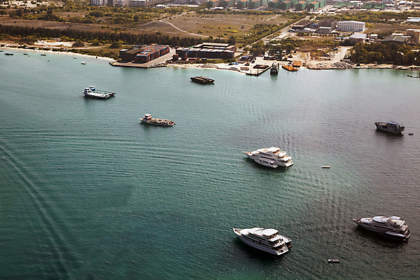 포토 JPG 해외이미지 산업 아시아 바다 섬 여행 요트 안테나 풍경 사람없음 물 파란색 화물 흰색 땅 인도인 무역 머리위 장면 석호 몰디브 넘어짐 해외202004 해외포토 자연요소 외국인 나라 컬러 배_교통 통신 모션 동양인 운송업 파일형식 이미지허브
