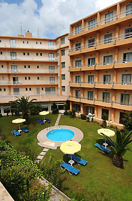 포토 JPG 해외이미지 여행 의자 호텔 휴가 휴식 잔디 사람없음 건물 물 정원 맑음 수영 침묵 원형 그리스 안뜰 해외202004 해외포토 자연요소 도형 식물 건축물 유럽 가구 컨셉 숙소 날씨 소리 수상스포츠 파일형식 이미지허브