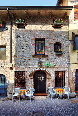 포토 JPG 해외이미지 외관 유럽 여행 건축양식 창문 휴가 거리 주택 사람없음 야외 건물 여행객 식당 이탈리아 도시 바 땅 휴양지 타운 옛날 인기 해외202004 해외포토 건축물 건축 나라 사람 상점 장소 파일형식 이미지허브