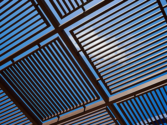 포토 JPG 해외이미지 식물 디자인 외관 패턴 건축양식 하늘 지붕 부동산 휴식 그림자 사람없음 야외 건물 목재 장식 빛 태양 금속 정원 도시 재산 그늘 갑판 조경 목공예 가림막 수목 정중 해외202004 해외포토 자연요소 나무 건축물 건축 컨셉 무늬 배_교통 재료 재질 금융 공예 파일형식 이미지허브