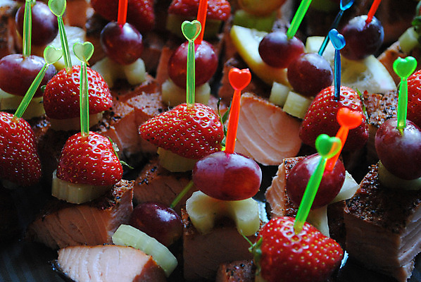 포토 JPG 해외이미지 접시 열매 딸기 포도 노르웨이 어류 요리 사람없음 식사 신선 막대기 애피타이저 해산물 이쑤시개 송어 타파스 해외202004 해외포토 식물 식기 유럽 음식 과일 수중동물 파일형식 이미지허브