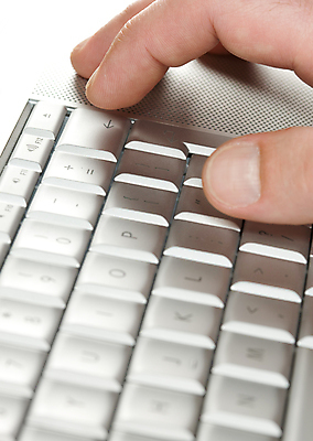 포토 JPG 해외이미지 손 손가락 열쇠 사람없음 노트북 공책 흰색 키보드 은색 삭제 해외202004 해외포토 컬러 문구용품 신체부위 전자제품 파일형식 이미지허브