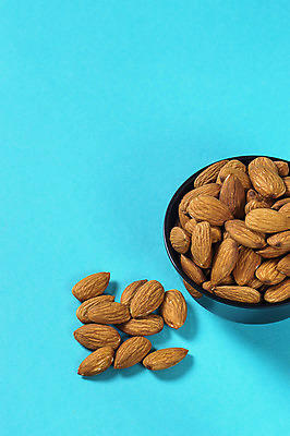 포토 JPG 해외이미지 그릇 백그라운드 다이어트 건조 사람없음 파란색 아몬드 해외202004 해외포토 식기 컬러 건강 견과류 파일형식 이미지허브