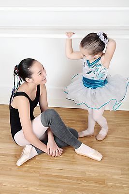 포토 JPG 해외이미지 백인 학생 여자 행복 어린이 사람 소녀 두명 춤 우아함 발레 발레리나 발레복 해외202004 해외포토 서양인 옷 감정 컨셉 문화예술 파일형식 이미지허브