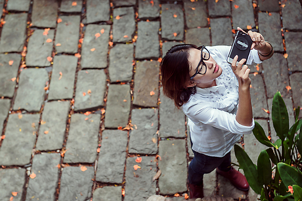포토 JPG 해외이미지 직업 학생 응시 여자 안경 컨셉 성공 한명 사람 카메라 스마트 심각 스타일 해외202004 해외포토 1 시선 잡화 전자제품 파일형식 이미지허브