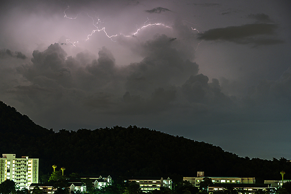 포토 JPG 해외이미지 구름 백그라운드 자연 하늘 날씨 추상 산 풍경 사람없음 가로 여름 파란색 빛 검은색 어둠 힘 에너지 분위기 변화 야간 위험 번개 예측 무서움 언덕 볼트 충격 폭풍 해고 기후변화 뇌우 스트라이크 요금 폭풍우 힘찬 해외202004 해외포토 자연요소 계절 감정 컬러 컨셉 무늬 비즈니스 공구 비_날씨 자연재해 생태계 파일형식 이미지허브