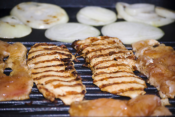 포토 JPG 해외이미지 접시 양파 육류 스테이크 요리 사람없음 치킨 흰색 그릴 가슴 해외202004 해외포토 식기 컬러 채소 식재료 주방용품 서양음식 신체부위 닭고기요리 파일형식 이미지허브