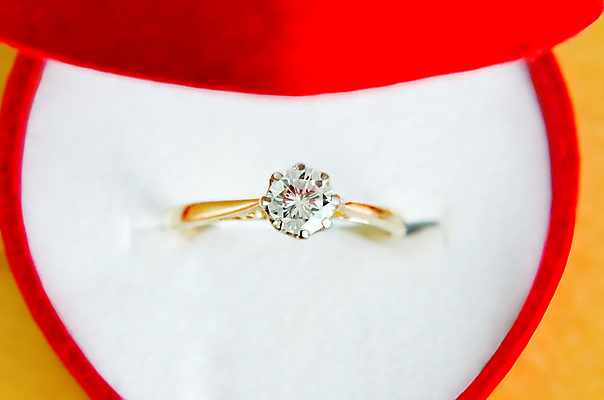 포토 JPG 해외이미지 모양 장신구 발렌타인데이 선물 사랑 사람없음 빨간색 상자 흰색 하트 반지 오픈 닫기 보석 약속 다이아몬드 머리위 약혼 제안 해외202004 해외포토 감정 컬러 결혼 모션 데이이벤트 광석 파일형식 이미지허브