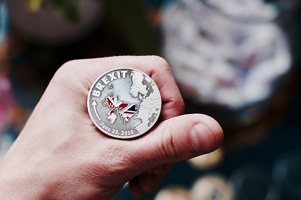 포토 JPG 해외이미지 손 유럽 돈 손가락 잉글랜드 사람없음 금융 동전 결제 가치 다리찢기 떠남 해외202004 해외포토 나라 모션 영국 신체부위 경제 재산 파일형식 이미지허브