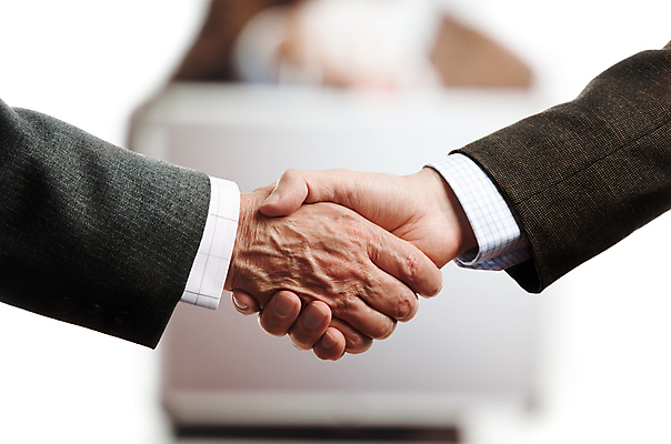 포토 JPG 해외이미지 손 남자 백그라운드 컨셉 셔츠 비즈니스 악수 3 사람 성인 사람없음 거래 흰색 인사 비즈니스맨 심볼 계약 정리 환영 동맹 고립 존경 해외202004 해외포토 컬러 상의 손짓 신체부위 예절 직장인 파일형식 이미지허브