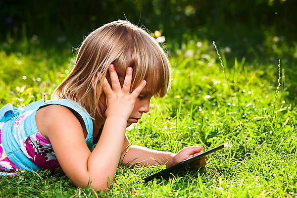 포토 JPG 해외이미지 백인 1 라이프스타일 응시 공원 교육 어린이 인터넷 자연 한명 사람 잔디 야외 책 전자제품 컴퓨터 금발 햇빛 알약 디지털 스크린 정원 장비 터치 잡기 전자책 작음 집중 읽기 패드 거짓말 미니 해외202004 해외포토 서양인 식물 헤어스타일 시선 공공시설 컨셉 모션 생활 태양 약 크기 생태계 파일형식 이미지허브