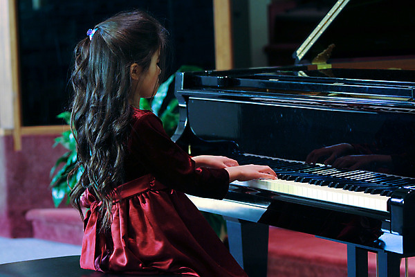 포토 JPG 해외이미지 드레스 어린이 음악 놀이 열쇠 한명 앉기 동양인 콘서트 6 다인종 다민족 뮤지컬 스칸디나비아 정중 벨벳 혼혈 해외202004 해외포토 1 옷 컨셉 모션 문화예술 사람 인종 숫자 공연 실크 다문화 파일형식 이미지허브