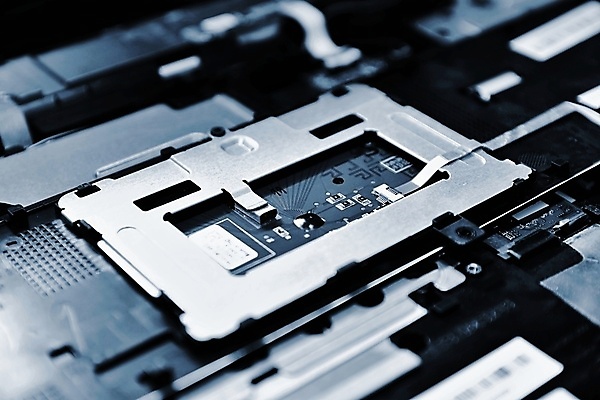 포토 JPG 해외이미지 산업 부분 실내 사람없음 파란색 노트북 컴퓨터 디지털 검은색 공책 손상 장비 묘사 서비스 순환 전자 시스템 유지 깨짐 마더보드 지원 프로세서 하드웨어 해외202004 해외포토 컬러 컨셉 모션 문구용품 내부 전자제품 파일형식 이미지허브