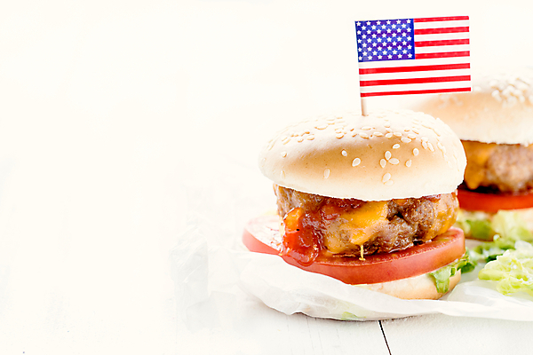 포토 JPG 해외이미지 접시 문화 음식 치즈 패스트푸드 샌드위치 사람없음 세로 우주 공백 카페 소고기 햄버거 인스턴트 정크푸드 작음 케첩 메뉴 마요네즈 미니 인기 치즈버거 핸드메이드 해외202004 해외포토 식기 유제품 육류 상점 소스_음식 크기 파일형식 이미지허브