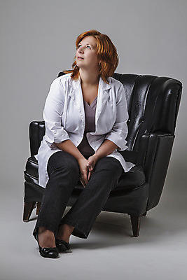 포토 JPG 해외이미지 백인 직업 라이프스타일 여자 40대 유니폼 캐나다 노동자 갈색머리 건강 실험 한명 서기 미소 사람 앉기 성인 치료 소파 약 간호사 의사 코트 흰색 업무 작업 원형 비만 싱글 돌봄 혼자 해외202004 해외포토 도형 서양인 1 헤어스타일 옷 컬러 중년 북아메리카 의자 의학 모션 표정 생활 외투 의료진 몸매 파일형식 이미지허브