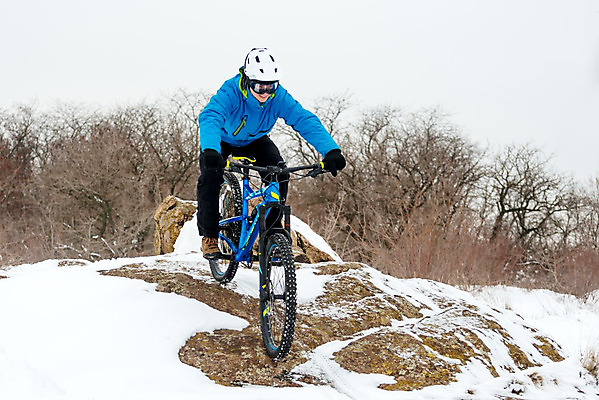 포토 JPG 해외이미지 라이프스타일 남자 겨울 산 한명 풍경 성인 야외 자전거 승차 헬멧 언덕 라이더 산악자전거 성인남자한명만 해외202004 해외포토 1 계절 모션 사람 생활 바이크 보호장비 남자한명만 성인남자만 파일형식 이미지허브