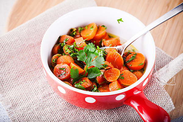 포토 JPG 해외이미지 음식 채소 반찬 파슬리 마늘 요리 사람없음 가로 세로 컬러풀 당근 도자기 사발 허브 건강식 삶기 채식주의자 해외202004 비건음식 해외포토 식물 컬러 뿌리채소 사기그릇 채식 파일형식 비건 이미지허브